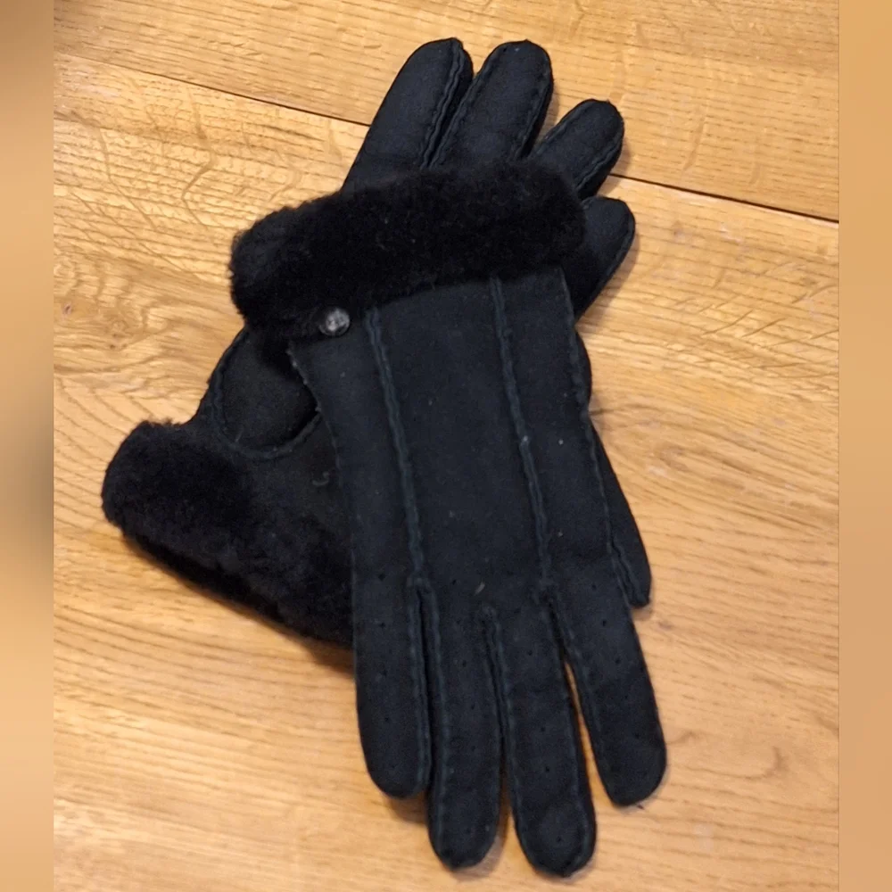 UGG | Black, Stiched Suede Gloves